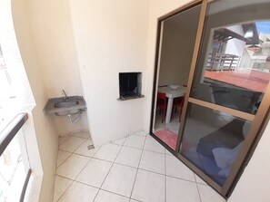 Outdoor dining - 203, affordable 2-bedroom apartment very close to the beach. (Bombas)