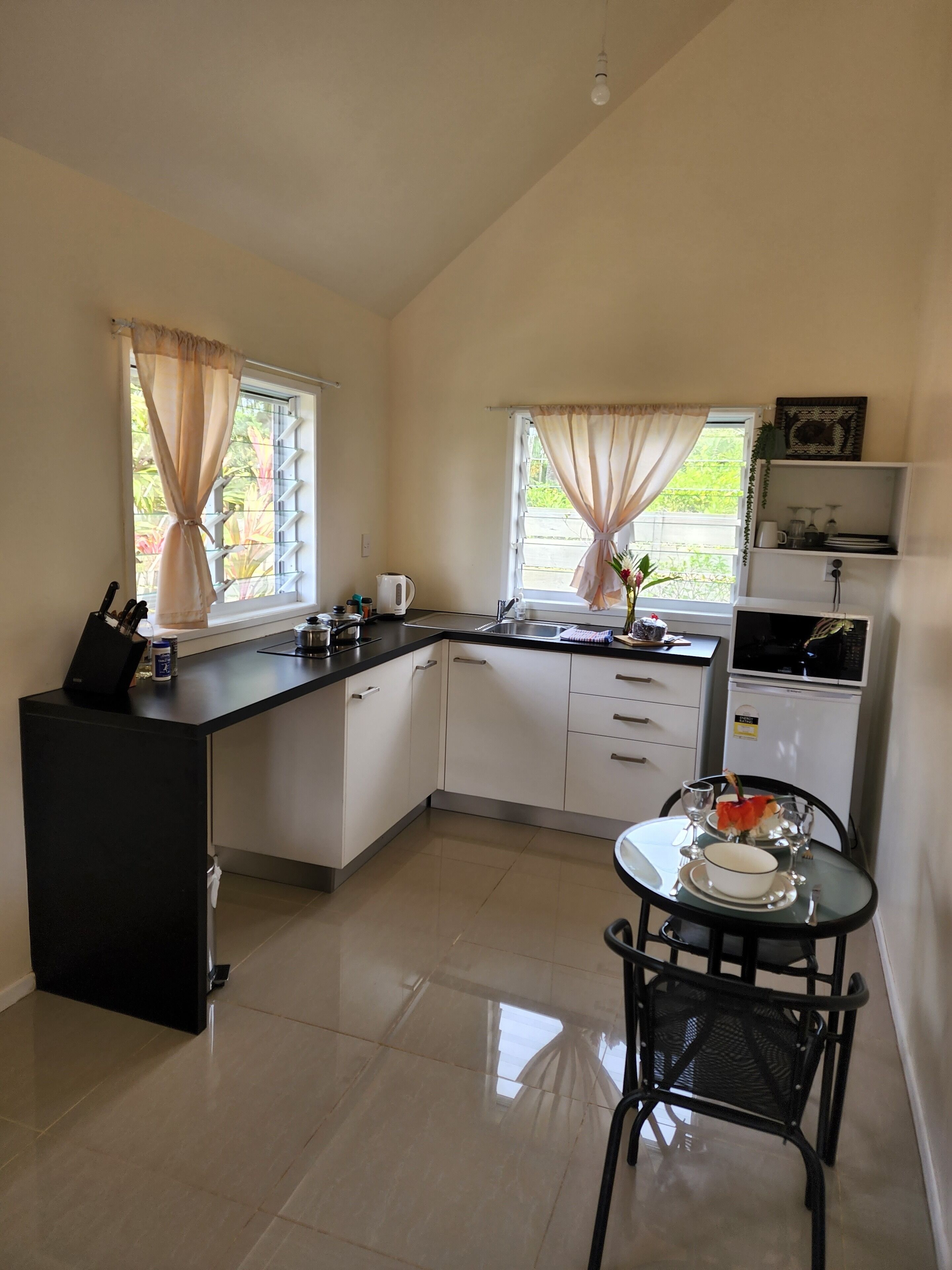 Geladeira, micro-ondas, cooktop, chaleira elétrica