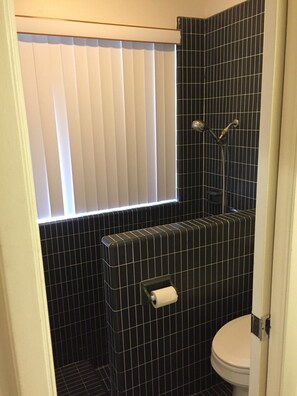 ヘアドライヤー、タオル、トイレットペーパー
