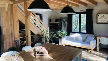 Comfort chalet | Woonruimte | Een 90-cm televisie met satellietzenders