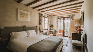 Deluxe Suite | Laptop workspace, free WiFi, bed sheets