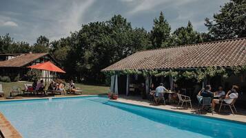 Deluxe Suite | Laptop workspace, free WiFi, bed sheets