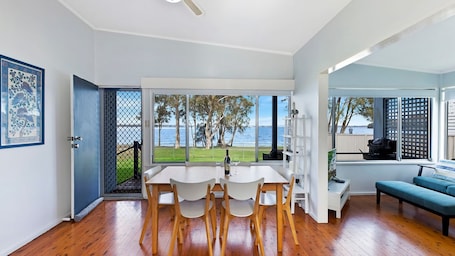 Interior. Lakes Edge Cottage Pet Friendly Waterfront Escape