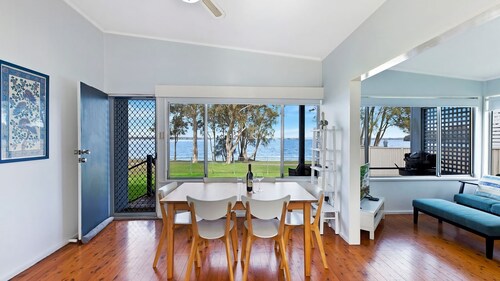 Lakes Edge Cottage Pet Friendly Waterfront Escape