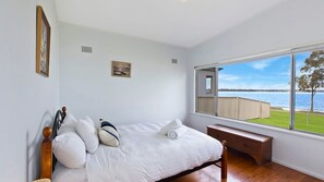 2 bedrooms, iron/ironing board, WiFi, bed sheets - Lakes Edge Cottage Pet Friendly Waterfront Escape (Buff Point)