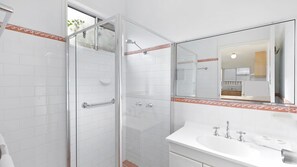 Shower, towels - Lakes Edge Cottage Pet Friendly Waterfront Escape (Buff Point)