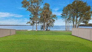 Property grounds - Lakes Edge Cottage Pet Friendly Waterfront Escape (Buff Point)