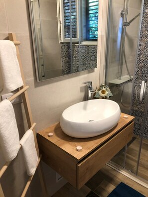 Haartrockner, Handtücher, Seife, Shampoo