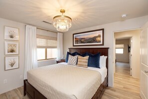 8 Schlafzimmer, hochwertige Bettwaren, Schreibtisch