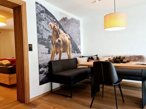 1 bedroom, in-room safe, iron/ironing board, free WiFi - with 3 balconies and with Zugspitzblick (Grainau)