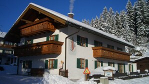 Un tradizionale chalet con balconi in legno, un camino e un cartello che indica una stanza gratuita.