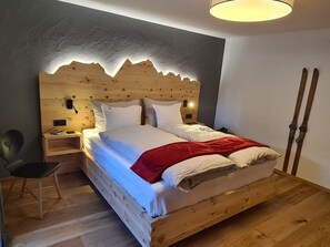 1 bedroom, in-room safe, iron/ironing board, free WiFi - with 3 balconies and with Zugspitzblick (Grainau)