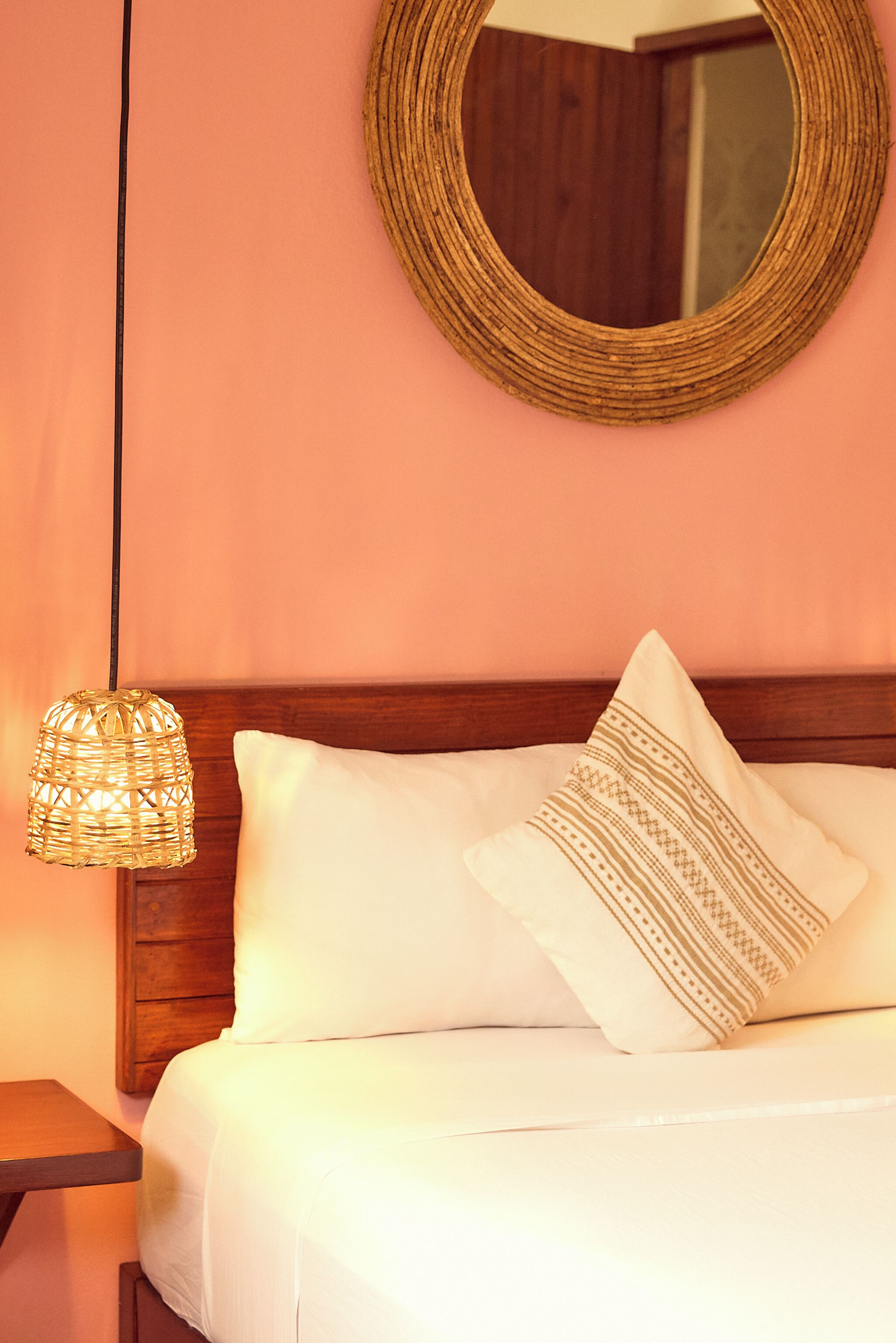 Habitación básica doble, 1 cama matrimonial | Wifi gratis y ropa de cama 