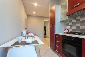 Grand réfrigérateur, four, plaque de cuisson