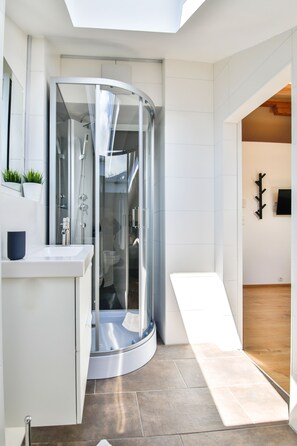 Comfort-Apartment (Bergzauber incl. EUR 60 cleaning fee) | Badezimmer | Dusche, Handtücher, Toilettenpapier