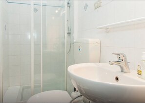 Appartement, 1 chambre | Salle de bain | Douche, douche cascade, articles de toilette (gratuits)