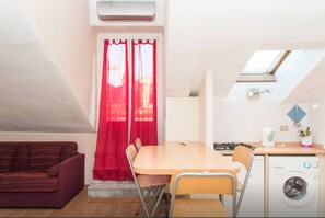 Appartement, 1 chambre | Aire de séjour | Téléviseur