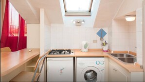 Appartement, 1 chambre | Cuisinette privée | Réfrigérateur, surface de cuisson, vaisselle et ustensiles