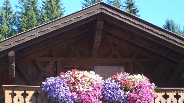 A wooden cabin with a balcony. - Wetterstein with mountain panorama view (Untergrainau)