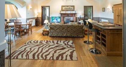 Billiard House Rousdon, 350 acres, private beach - winter discounts !!