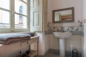 Apartment, 1 Bedroom | Bathroom sink