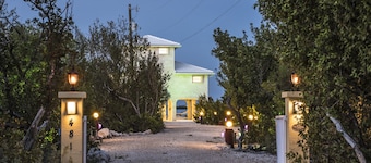 Keys Beach houses with a daily, rental license. Just remodeled
