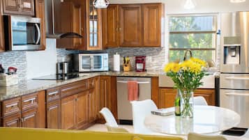 Fridge, microwave, stovetop, dishwasher