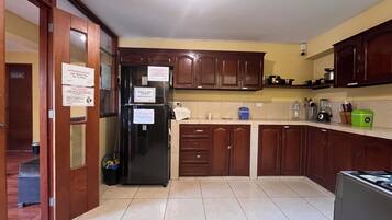 Täysikokoinen jääkaappi, mikroaaltouuni, uuni, riisinkeitin