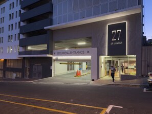 Entrada de un edificio con un letrero que dice 'LEEUWENSTR. ENTRANCE' y un número grande '27' que indica el número de la entrada.