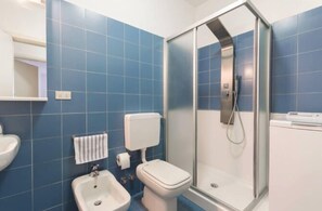 Appartement, 1 chambre | Salle de bain | Douche, douche à « effet pluie », articles de toilette gratuits, bidet