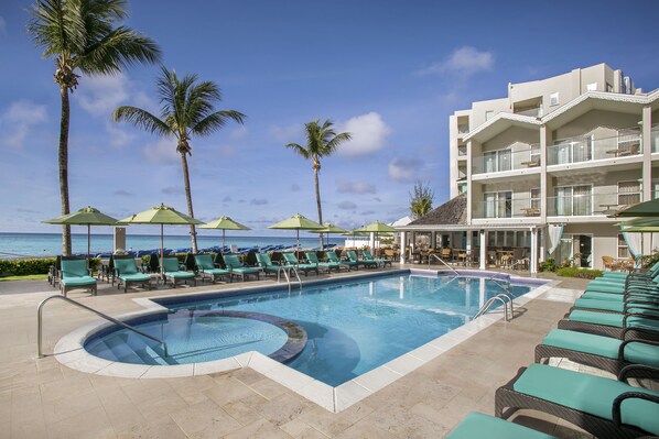 3 utendørsbassenger, bassengparasoller og solsenger