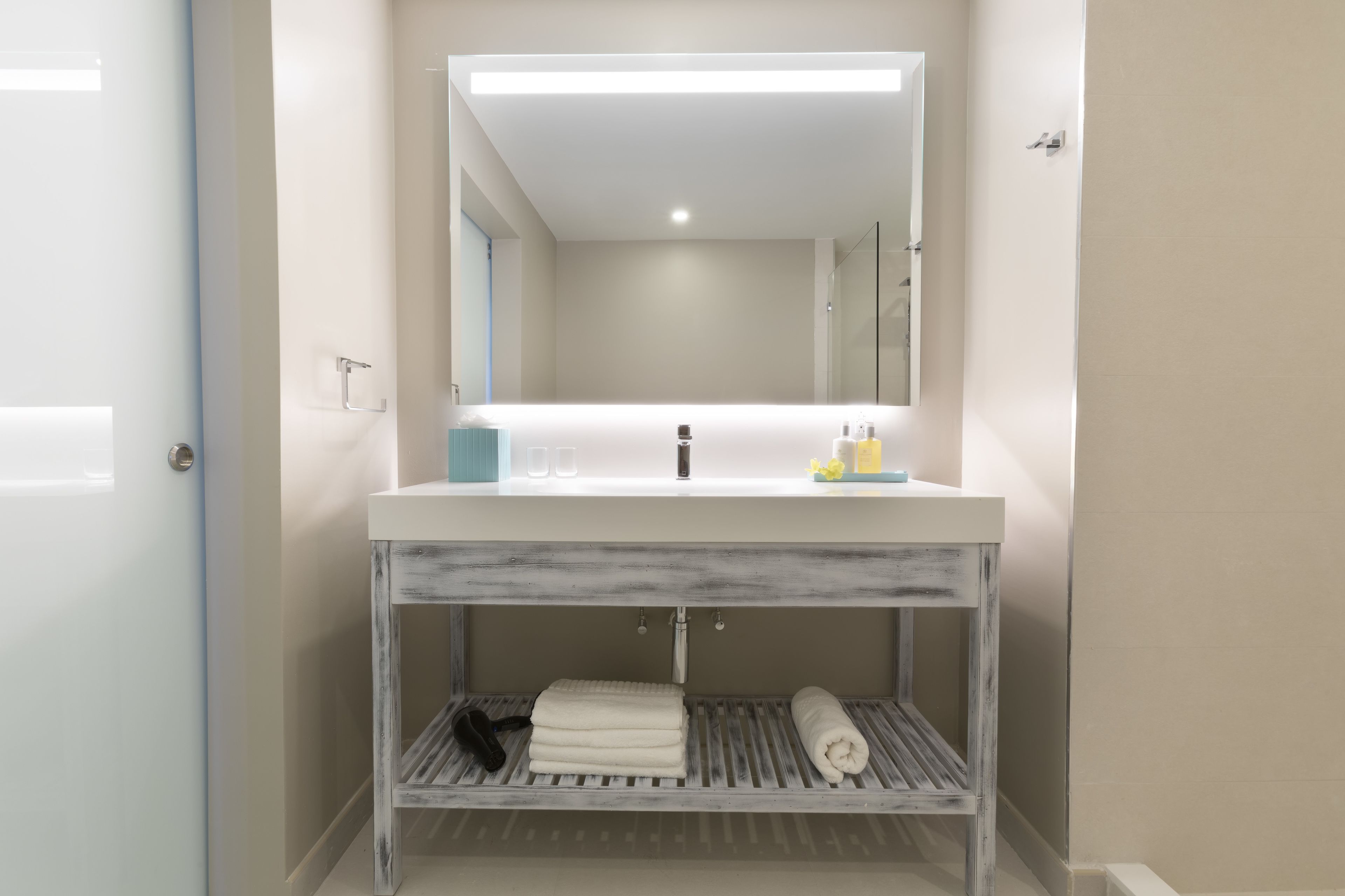 shower, deep-soaking bathtub, rainfall showerhead, free toiletries