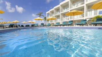 3 piscines extérieures, parasols de plage, chaises longues