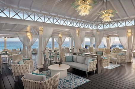 5 restaurantes; se sirve desayuno, almuerzo y cena; cocina internacional. Luxury Collection at Sea Breeze Beach House by Ocean Hotels