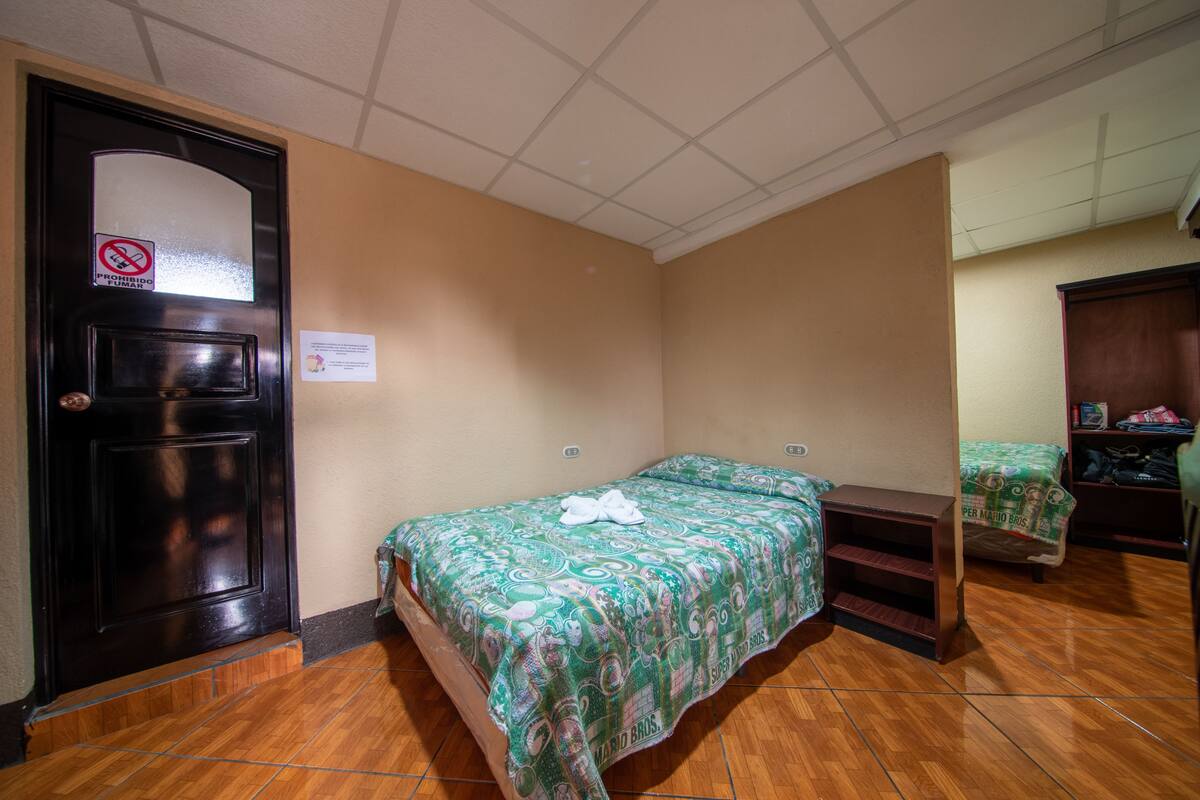 华丽客房, 2 张双人床 | 熨斗/熨板、免费 WiFi、床单