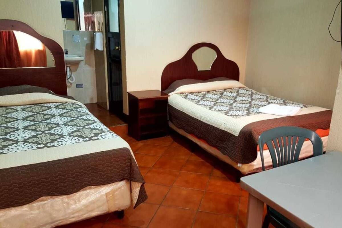 基础客房, 2 张双人床 | 熨斗/熨板、免费 WiFi、床单