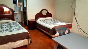 基础客房, 2 张双人床 | 熨斗/熨板、免费 WiFi、床单