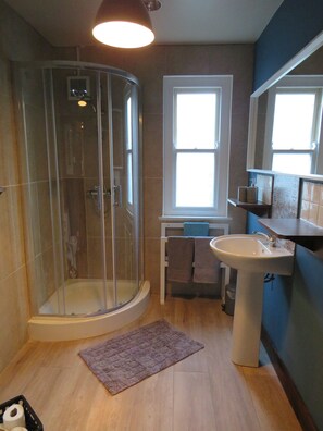 Apartment, 3 Bedrooms | Bathroom | Shower, hair dryer - Wildwood Apartment (Carlingford)