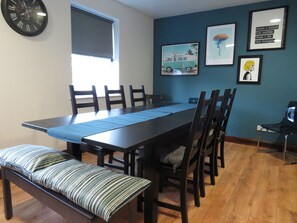 Apartment, 3 Schlafzimmer | Essbereich im Zimmer