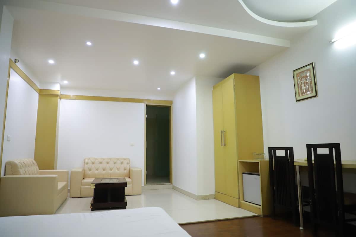 Deluxe Suite | Living room | Flat-screen TV
