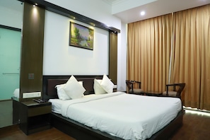 Deluxe Suite | Soundproofing, free WiFi - Hotel Parth Inn (Ghaziabad)