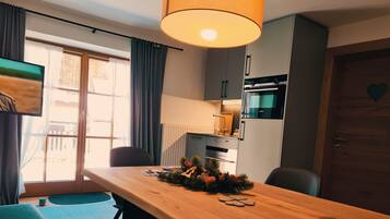 Kühlschrank, Herdplatte, Wasserkocher mit Kaffee-/Teezubehör