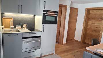 Kühlschrank, Herdplatte, Wasserkocher mit Kaffee-/Teezubehör