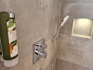 Dusche, Haartrockner, Handtücher, Seife