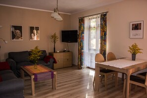 Téléviseur connecté, lecteur de DVD, livres, chaîne audio