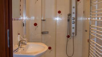 Bruser, hårtørrer, håndklæder, Sæbe