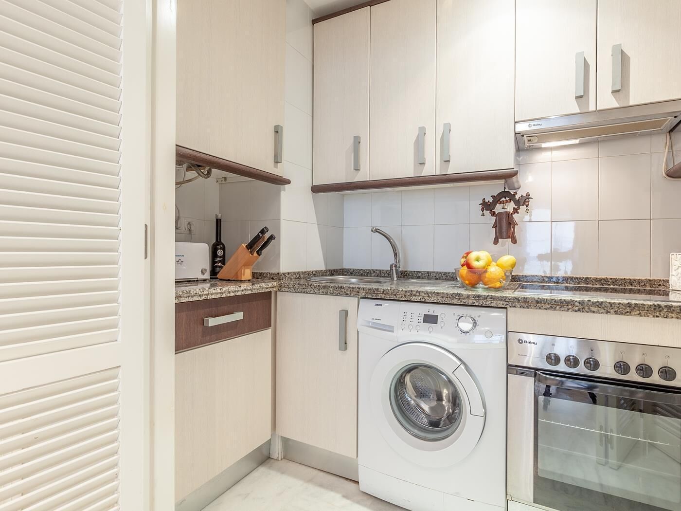 Een koelkast, een magnetron, een oven, een koffiezetapparaat/waterkoker