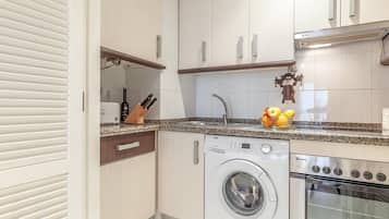 Een koelkast, een magnetron, een oven, een koffiezetapparaat/waterkoker