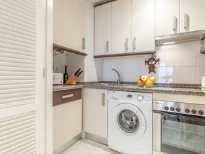 Kjøleskap, mikrobølgeovn, ovn og kaffetrakter/tekoker