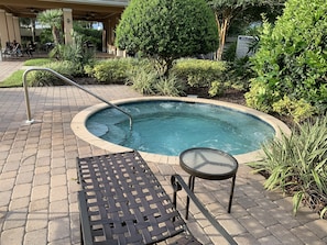 Outdoor spa tub - Gorgeous cozy and modern townhome just 10 miles from Disney on a quiet complex (Davenport)